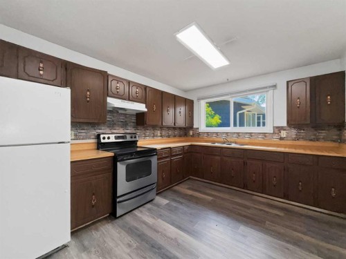 207 Deer Ridge Way Se, Calgary, AB - Indoor Photo Showing Kitchen