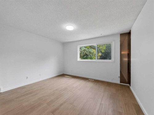 207 Deer Ridge Way Se, Calgary, AB - Indoor Photo Showing Other Room