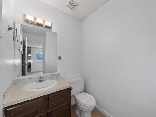207 Deer Ridge Way Se, Calgary, AB - Indoor Photo Showing Bathroom