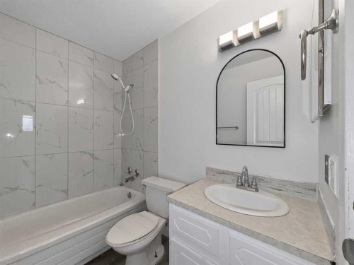 207 Deer Ridge Way Se, Calgary, AB - Indoor Photo Showing Bathroom