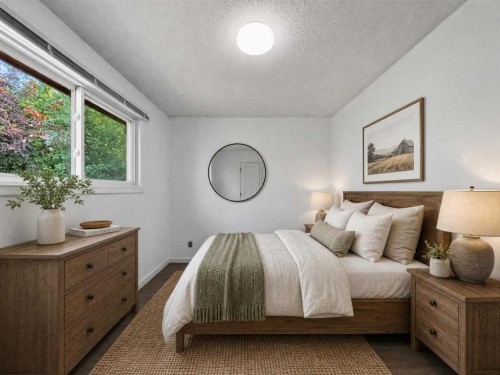 207 Deer Ridge Way Se, Calgary, AB - Indoor Photo Showing Bedroom