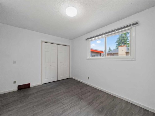 207 Deer Ridge Way Se, Calgary, AB - Indoor Photo Showing Other Room