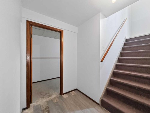 207 Deer Ridge Way Se, Calgary, AB - Indoor Photo Showing Other Room