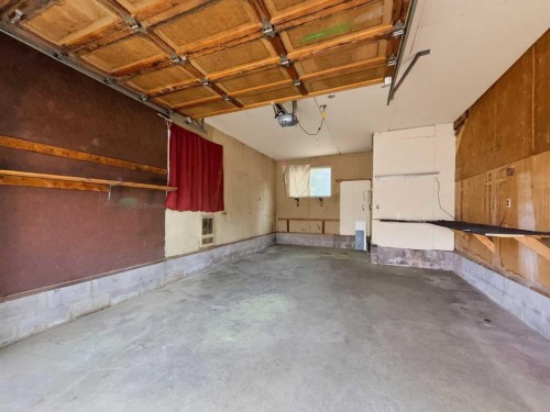 207 Deer Ridge Way Se, Calgary, AB - Indoor Photo Showing Garage