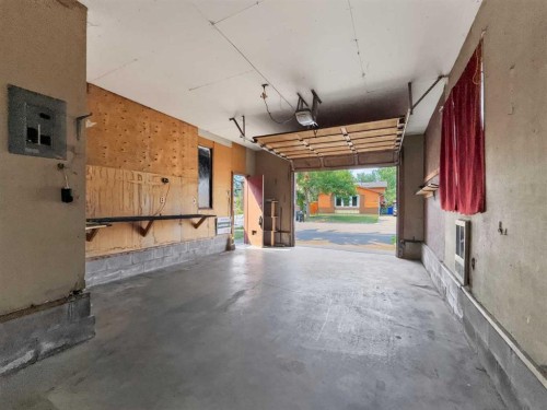 207 Deer Ridge Way Se, Calgary, AB - Indoor Photo Showing Garage