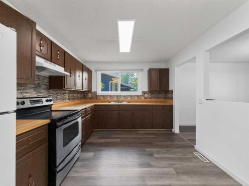 207 Deer Ridge Way Se, Calgary, AB - Indoor Photo Showing Kitchen With Double Sink