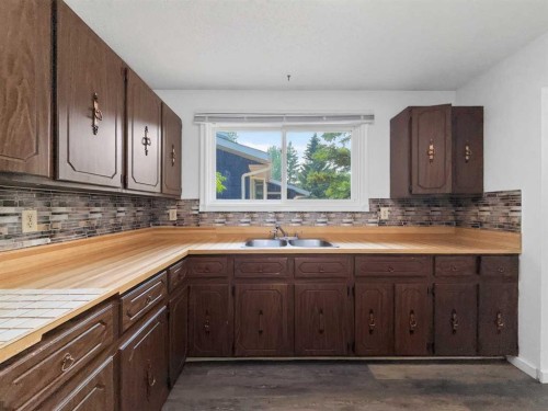 207 Deer Ridge Way Se, Calgary, AB - Indoor Photo Showing Kitchen With Double Sink