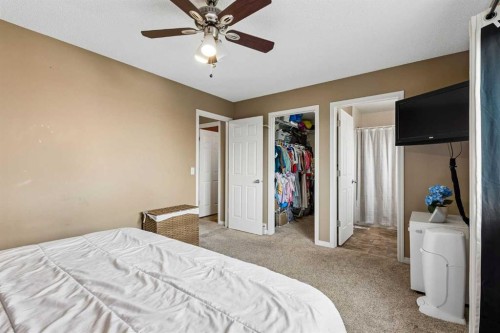 10-117 Bow Ridge Drive, Cochrane, AB - Indoor Photo Showing Bedroom