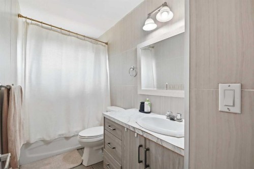 40 Penworth Place Se, Calgary, AB - Indoor Photo Showing Bathroom