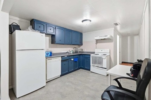 40 Penworth Place Se, Calgary, AB - Indoor Photo Showing Kitchen With Double Sink