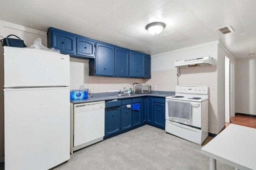 40 Penworth Place Se, Calgary, AB - Indoor Photo Showing Kitchen