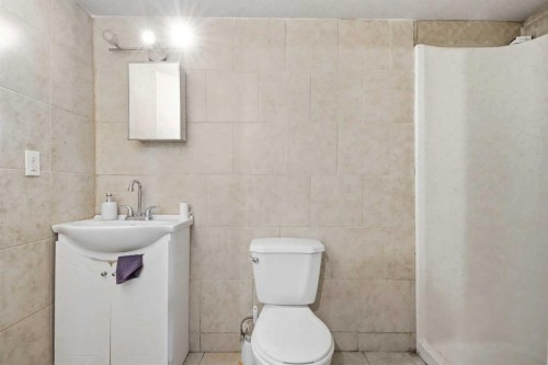 40 Penworth Place Se, Calgary, AB - Indoor Photo Showing Bathroom