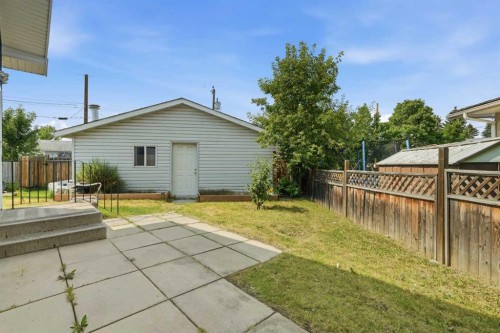 40 Penworth Place Se, Calgary, AB - Outdoor With Exterior