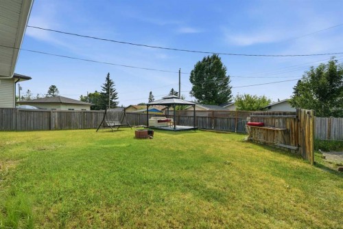 40 Penworth Place Se, Calgary, AB - Outdoor With Backyard