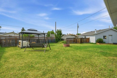 40 Penworth Place Se, Calgary, AB - Outdoor With Backyard