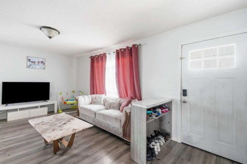 40 Penworth Place Se, Calgary, AB - Indoor Photo Showing Living Room