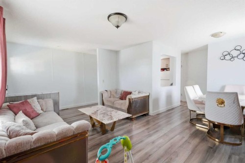 40 Penworth Place Se, Calgary, AB - Indoor Photo Showing Living Room