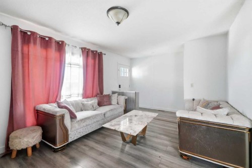40 Penworth Place Se, Calgary, AB - Indoor Photo Showing Living Room