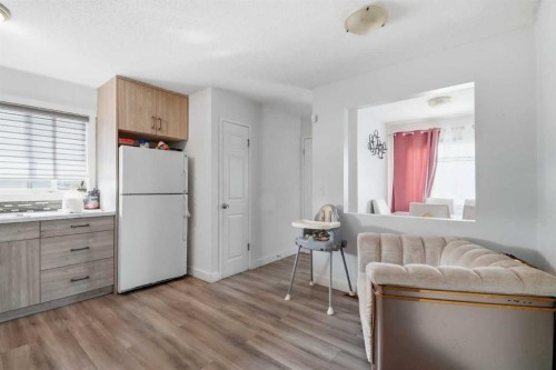 40 Penworth Place Se, Calgary, AB - Indoor Photo Showing Kitchen