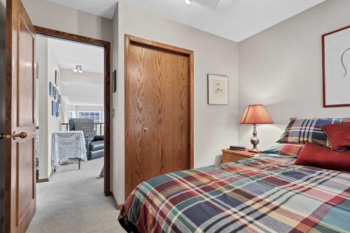 22 Varsity Estates View Nw, Calgary, AB - Indoor Photo Showing Bedroom