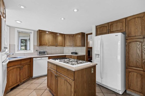 22 Varsity Estates View Nw, Calgary, AB - Indoor Photo Showing Kitchen With Double Sink