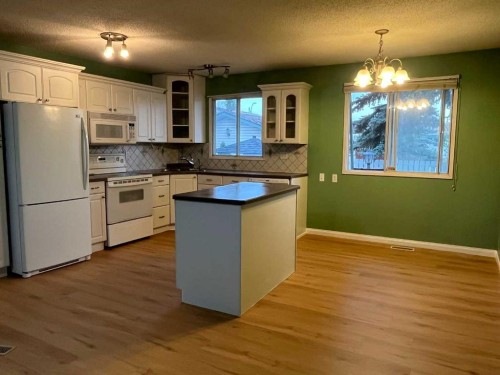 5820 Rundlehorn Drive Ne, Calgary, AB - Indoor Photo Showing Kitchen