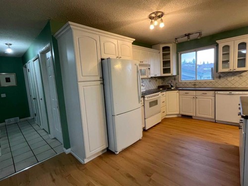 5820 Rundlehorn Drive Ne, Calgary, AB - Indoor Photo Showing Kitchen