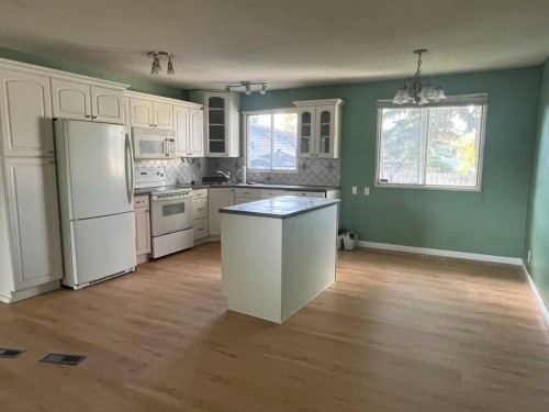 5820 Rundlehorn Drive Ne, Calgary, AB - Indoor Photo Showing Kitchen