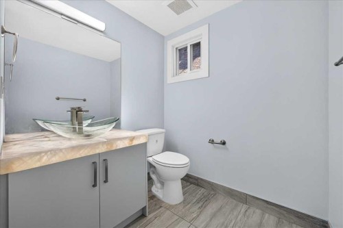 55 Whitehaven Crescent Ne, Calgary, AB - Indoor Photo Showing Bathroom