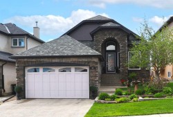 92 Sherwood Rise NW Calgary, AB T3R 1P6