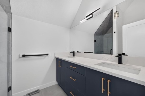 2018 12 Avenue Sw, Calgary, AB - Indoor Photo Showing Bathroom