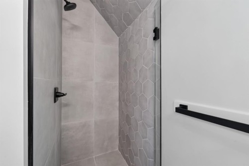 2018 12 Avenue Sw, Calgary, AB - Indoor Photo Showing Bathroom