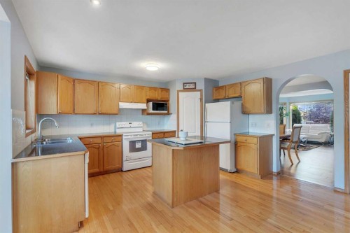 185 West Lakeview Drive, Chestermere, AB - Indoor Photo Showing Kitchen