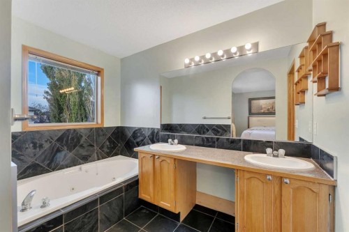 185 West Lakeview Drive, Chestermere, AB - Indoor Photo Showing Bathroom