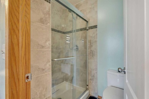 185 West Lakeview Drive, Chestermere, AB - Indoor Photo Showing Bathroom