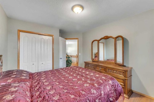 185 West Lakeview Drive, Chestermere, AB - Indoor Photo Showing Bedroom