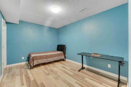 185 West Lakeview Drive, Chestermere, AB - Indoor Photo Showing Bedroom