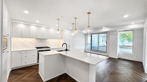 215-8445 Broadcast Avenue Sw, Calgary, AB - Indoor Photo Showing Kitchen With Upgraded Kitchen