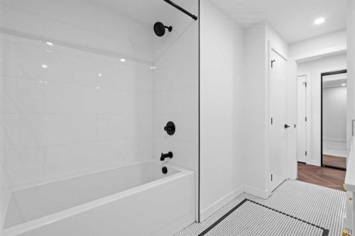 215-8445 Broadcast Avenue Sw, Calgary, AB - Indoor Photo Showing Bathroom