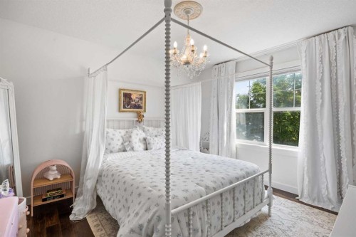 31 Crestridge Way Sw, Calgary, AB - Indoor Photo Showing Bedroom