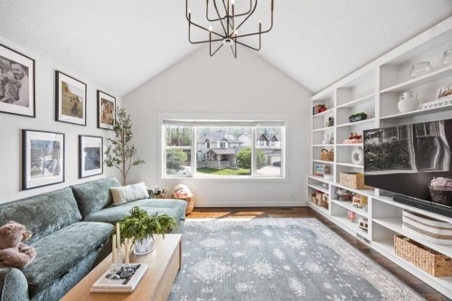 31 Crestridge Way Sw, Calgary, AB - Indoor Photo Showing Living Room