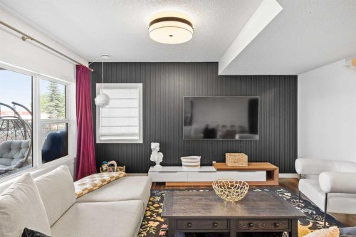 31 Crestridge Way Sw, Calgary, AB - Indoor Photo Showing Living Room
