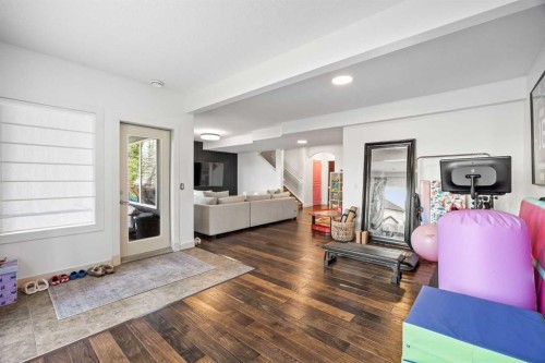 31 Crestridge Way Sw, Calgary, AB - Indoor Photo Showing Living Room