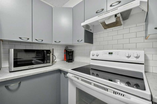 2207-12 Cimarron Common, Okotoks, AB - Indoor Photo Showing Kitchen
