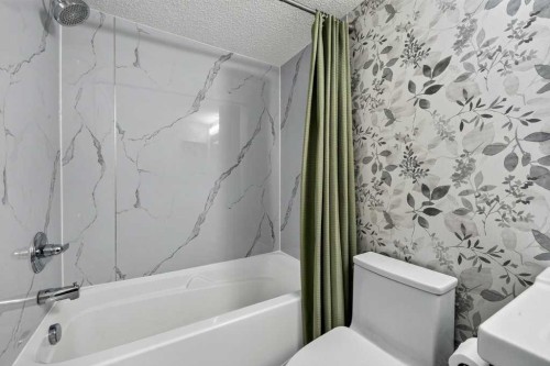 2207-12 Cimarron Common, Okotoks, AB - Indoor Photo Showing Bathroom