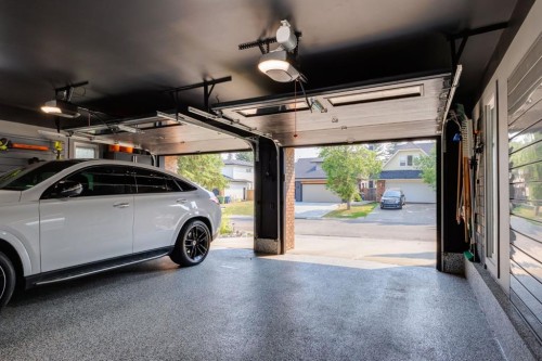 191 Canterville Drive Sw, Calgary, AB - Indoor Photo Showing Garage
