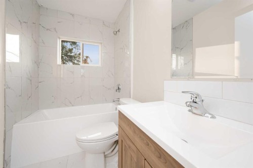 2231 40 Street Se, Calgary, AB - Indoor Photo Showing Bathroom