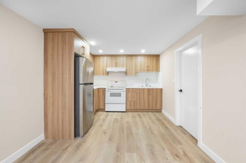 2231 40 Street Se, Calgary, AB - Indoor Photo Showing Kitchen