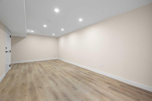 2231 40 Street Se, Calgary, AB - Indoor Photo Showing Other Room