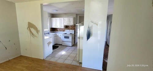 176 Penbrooke Close Se, Calgary, AB - Indoor Photo Showing Kitchen
